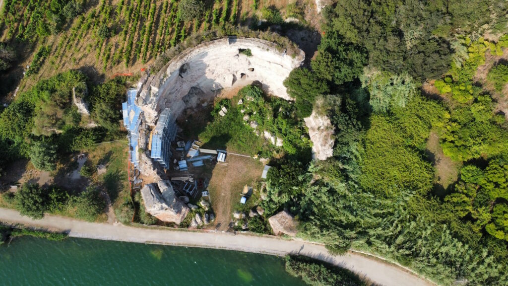Il tempio di Apollo sul lago d'Averno visto dal drone Il tempio di Apollo sul lago d'Averno visto dal drone
