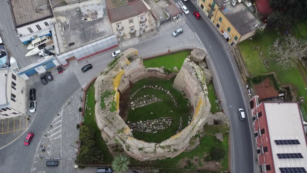 Tempio di Venere di Baia visto dal drone: la forma ottoganale della struttura Tempio di Venere di Baia visto dal drone: la forma ottoganale della struttura