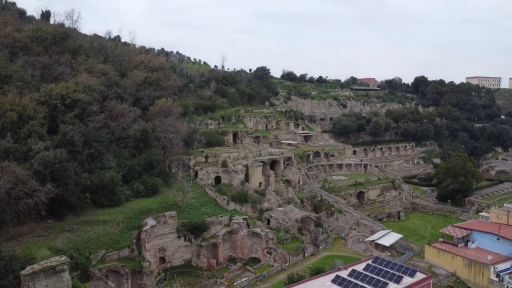 Le terme di Baia viste dal drone (in volo sul tempio di Venere a Baia) Le terme di Baia viste dal drone (in volo sul tempio di Venere a Baia)