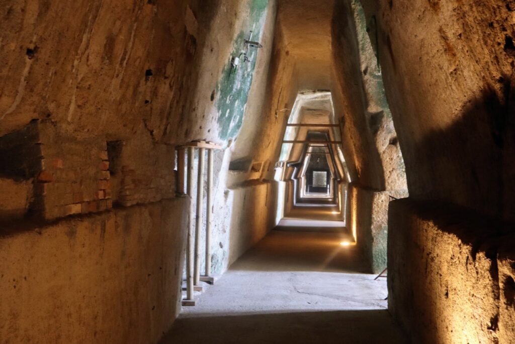 Visita il Parco Archeologico di Cuma: videclip dall'Antro della Sibilla Visita il Parco Archeologico di Cuma: videclip dall'Antro della Sibilla