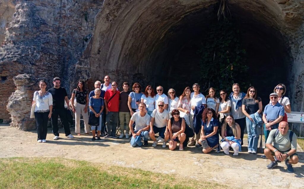 Gruppo di visitatori durante un weekend nei Campi Flegrei tra Baia Sommersa e Terme di Baia